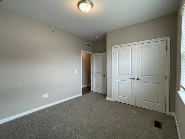 Building Photo - Shelby Township - 3 Bedroom, 2 Bath, End-Unit condo style w/Att Garage