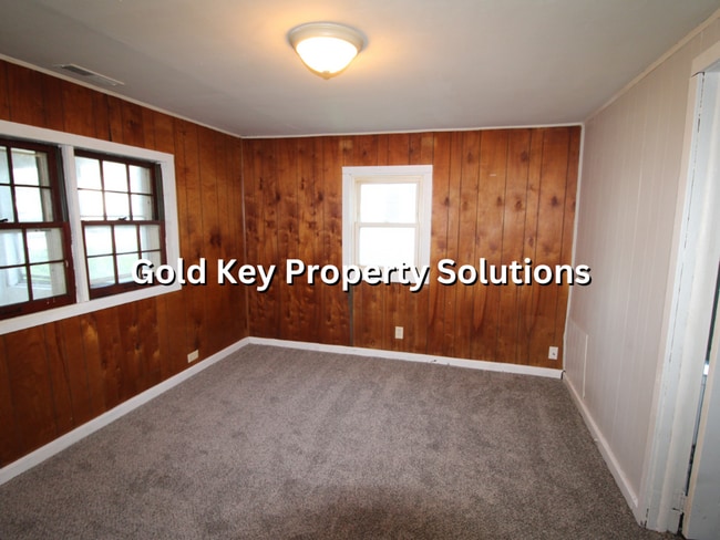 Building Photo - Meadowbrook 2 BR 1 BA House with 1-Car Gar...