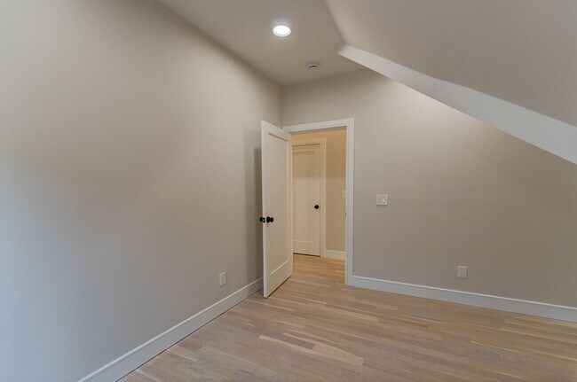 Building Photo - 123 Winchester Ave