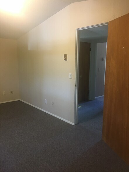 Building Photo - 1165 NE Harvey Rd