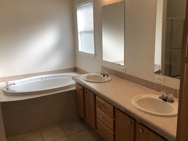 Building Photo - Beautiful and Convenient Turner Location!