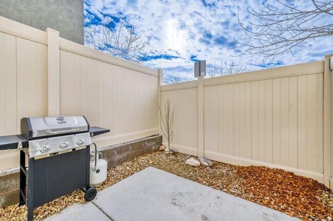 Building Photo - Stylish 3-Bed Modern Home Near St. Rose Pkwy + WiFi Included