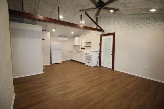 Building Photo - 213 N Waldrip St