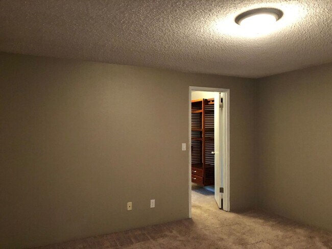 Building Photo - ***PENDING APPLICATION***Great Home on Corner Lot!