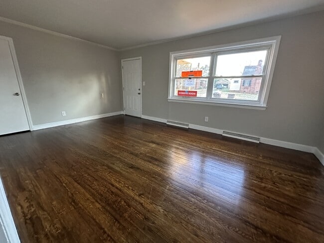 Building Photo - NEW TO MARKET: Spacious 2 bedroom apartment