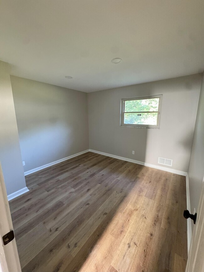 Building Photo - 1154 W 37th St