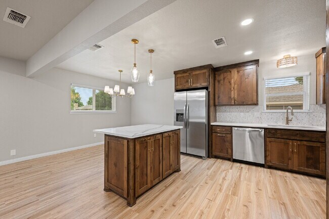 Building Photo - 2 Bed, 2 Bath Duplex