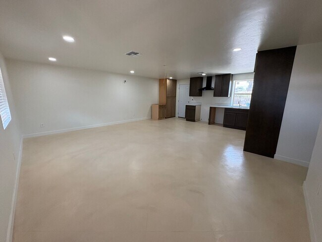 Building Photo - 3 Bedroom 2 Bath by Reid Park !