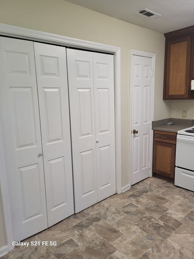 Building Photo - THREE BEDROOM, TWO BATH