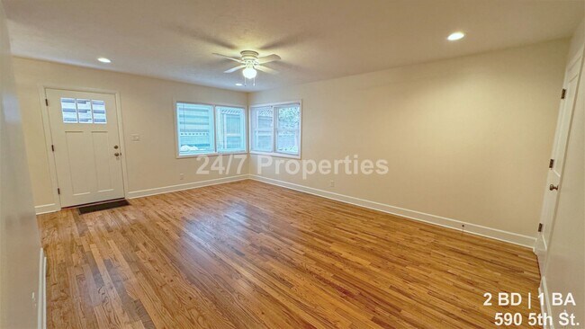 Building Photo - Remodeled 2 BD | 1 BA Duplex - First Edition Lake Oswego
