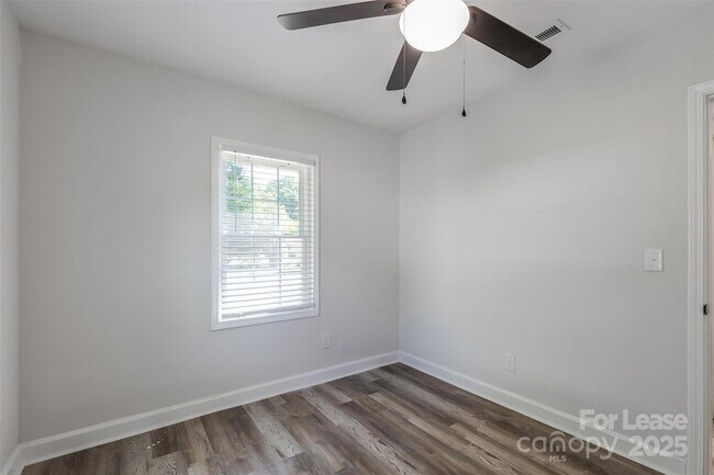 Building Photo - 2237 Ashley Rd