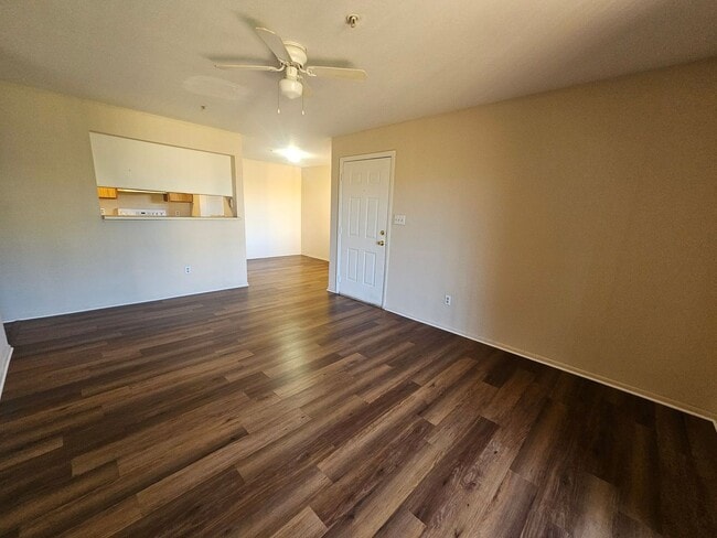 Building Photo - 1 Bedroom/ 1 Bath 3rd Floor Condo In Village Creek