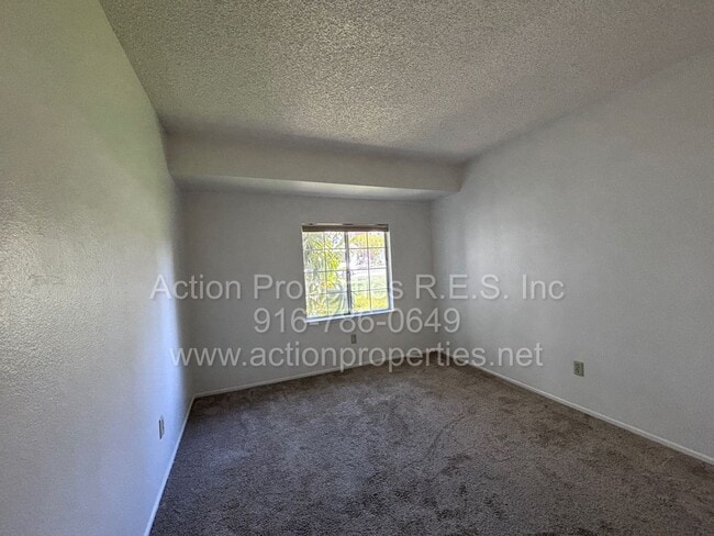 Building Photo - Charming 3 Bed, 2 Bath House - Close to Shopping, Schools, and Parks - New Paint - Updated Flooring!