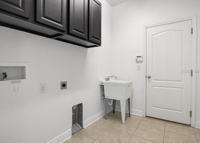 Building Photo - 4056 Sunset Lake Dr