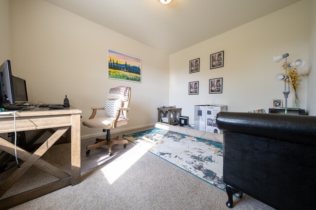 Building Photo - 5595 Queensland Ln N