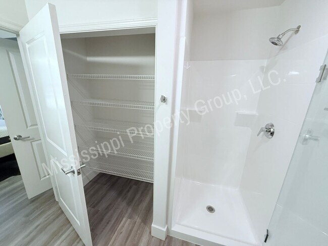Building Photo - 3BR/3BA For Rent