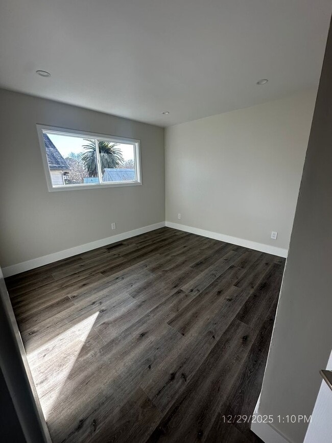 Building Photo - Brown 1403-1407