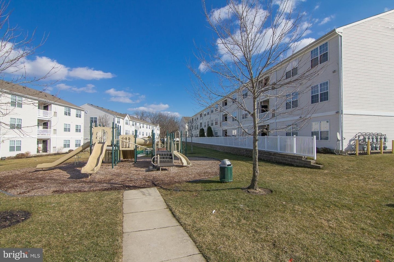 Building Photo - 136 Lionheart Ln