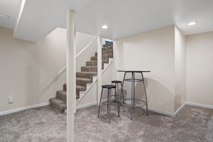 Building Photo - 1222 S Oneida St