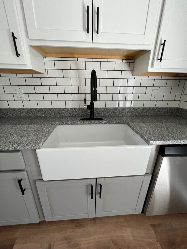 Building Photo - 2 Bedroom/1.5 Bath Townhouse Kingsport TN