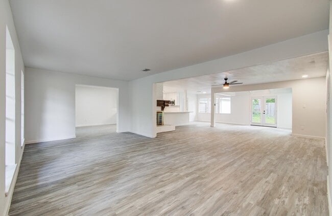 Building Photo - 534 Robert E Lee Dr