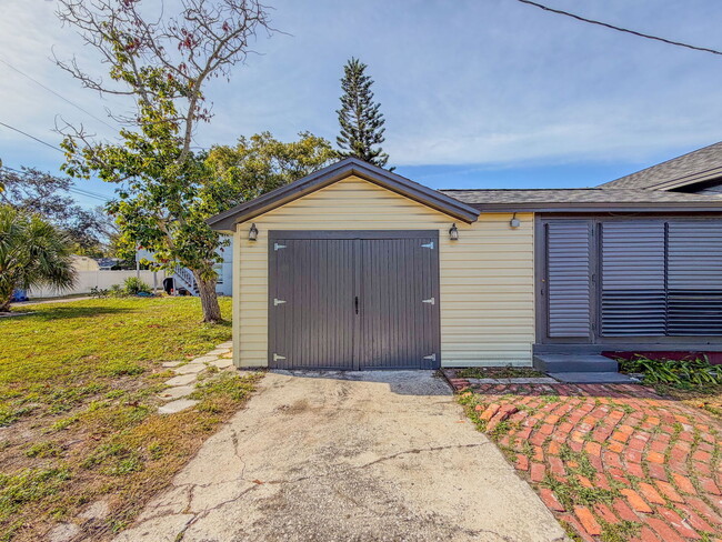 Building Photo - 3800 Dartmouth Ave N