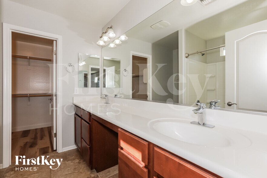 Building Photo - 940 S Henry Ln