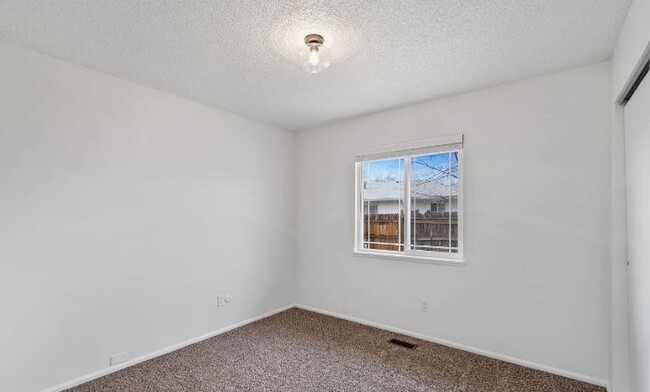 Building Photo - Remodeled 2 Bed 1 Bath Duplex in North For...