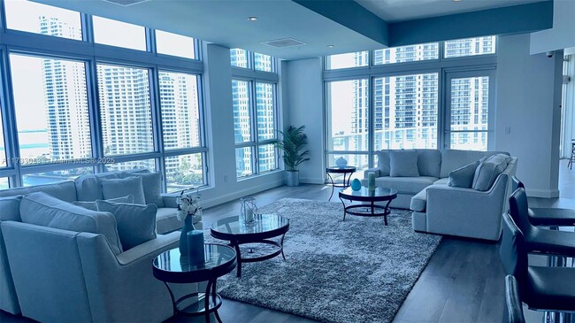 Building Photo - 300 S Biscayne Blvd