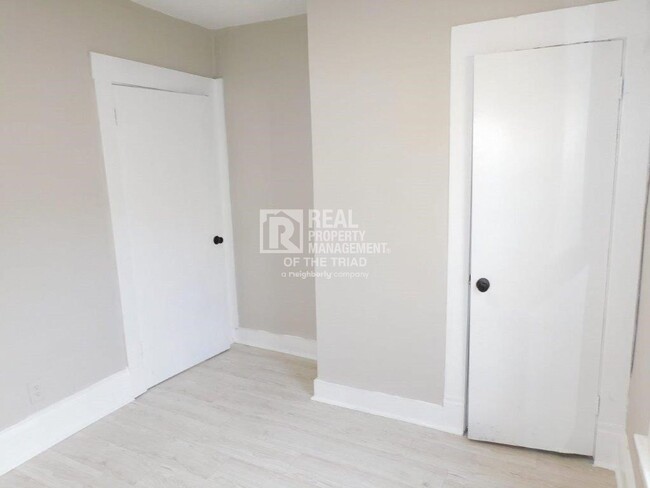 Building Photo - *Move In Special* Cute 2 Bedroom/1 Bath Ho...