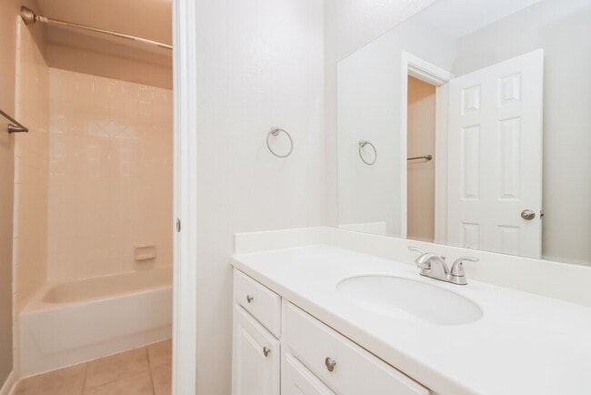 Building Photo - 1110 Bringewood Chase Dr