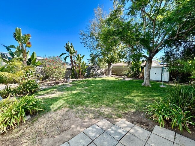 Building Photo - 2 Bed 1 Bath House with Large Yard in Cent...