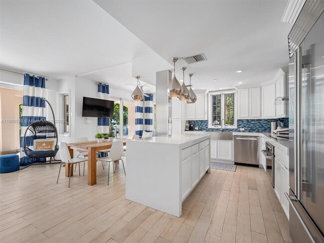 Building Photo - 19116 Fisher Island Dr