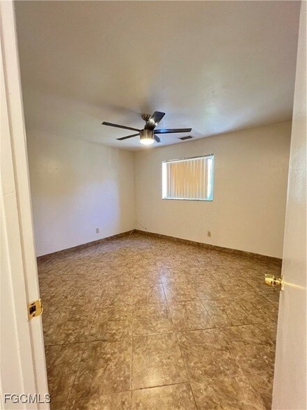 Building Photo - 1825 Oak Ln