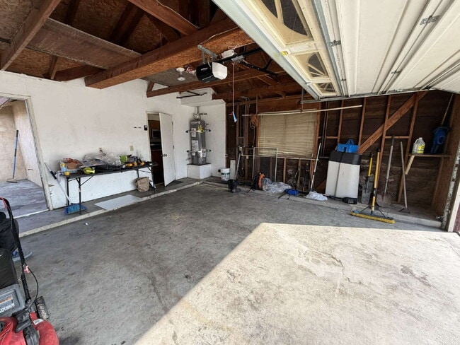 Building Photo - Spacious Single-Story Home with Large Yard & Classic Charm