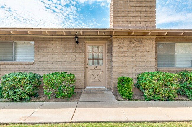 Building Photo - STUNNING 2 BEDROOM REMODELED TEMPE TOWNHOM...