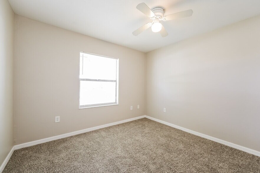 Building Photo - 800 Jarmilla Ln
