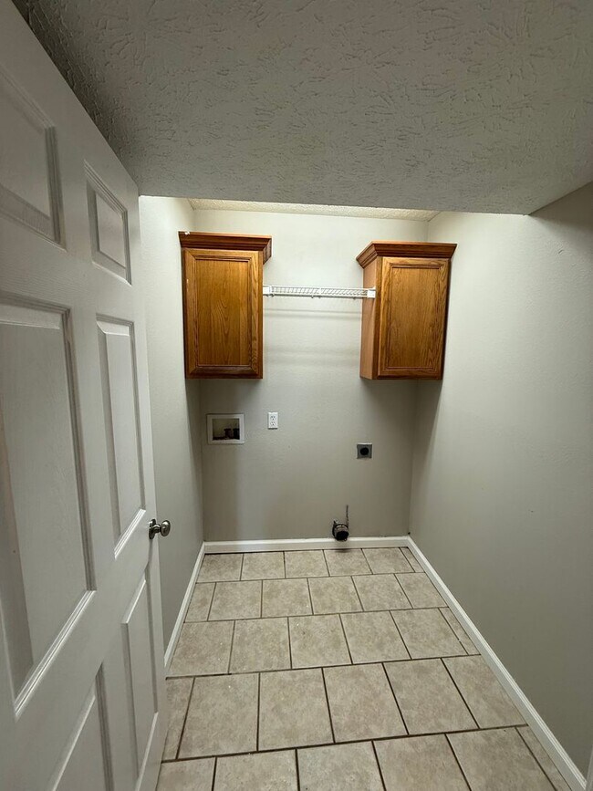 Building Photo - Updated home in Nixa