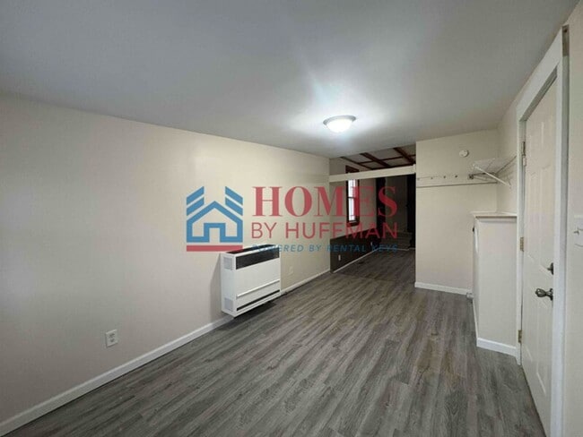 Building Photo - Three Bedroom House | Updated & Move In Ready!
