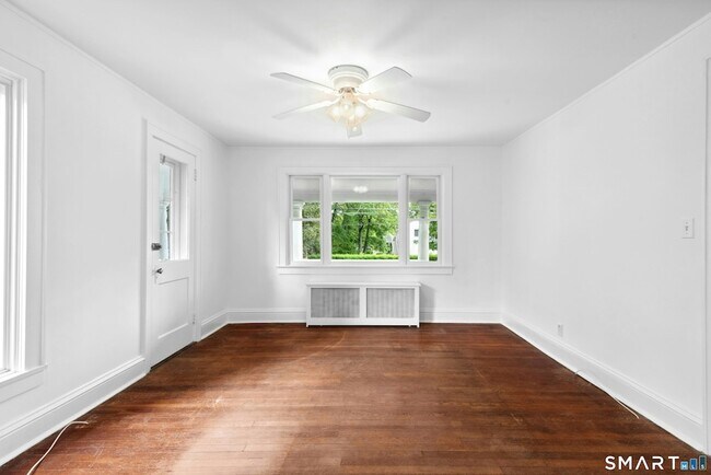 Building Photo - 290 Soundview Ave