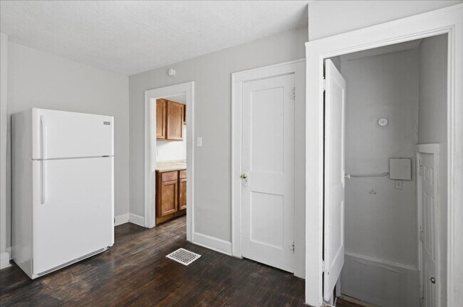 Building Photo - 37-37 S Sherman Dr