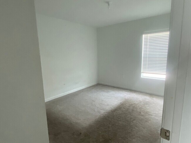 Building Photo - 3 BED 2 BATH SINGLE STORY 3/2 HOME.