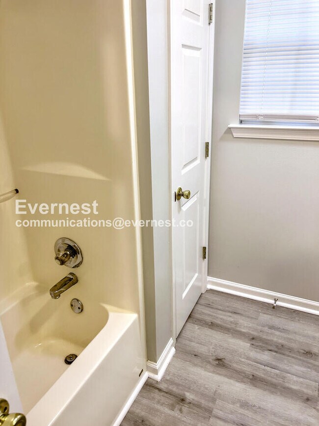 Building Photo - 3 Bed, 2 Bath Home with Garage / Pet-Friendly / Vouchers Accepted / Coming Soon!