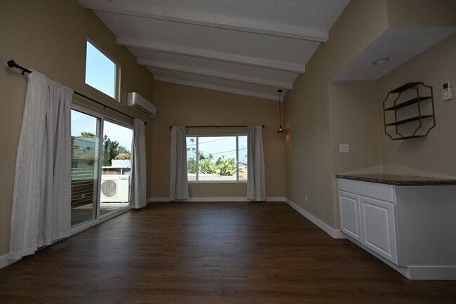 Building Photo - 4672-76LB