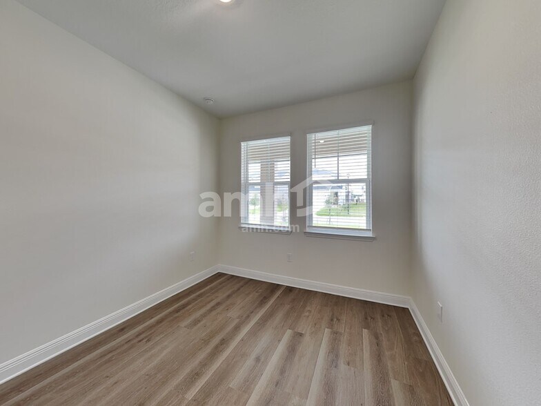 Building Photo - 5949 Pinewood Ests Dr