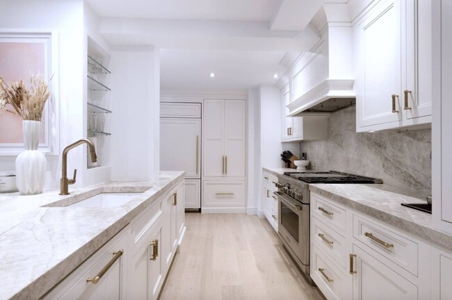 Building Photo - 433 W 34th St.
