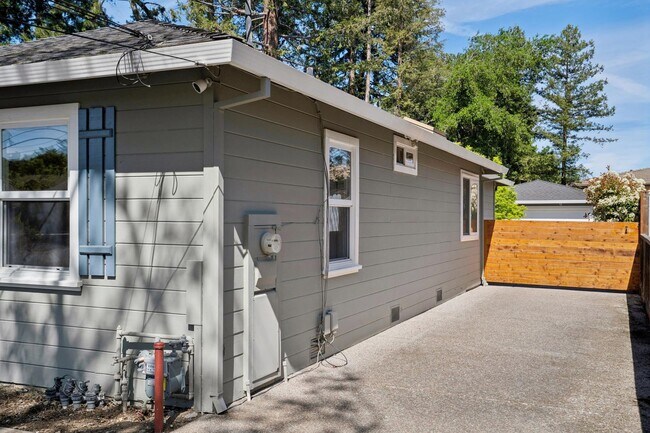Building Photo - Spacious 3 bed 2 bath Home with Detached 1 bed 1 bath ADU in Los Altos!