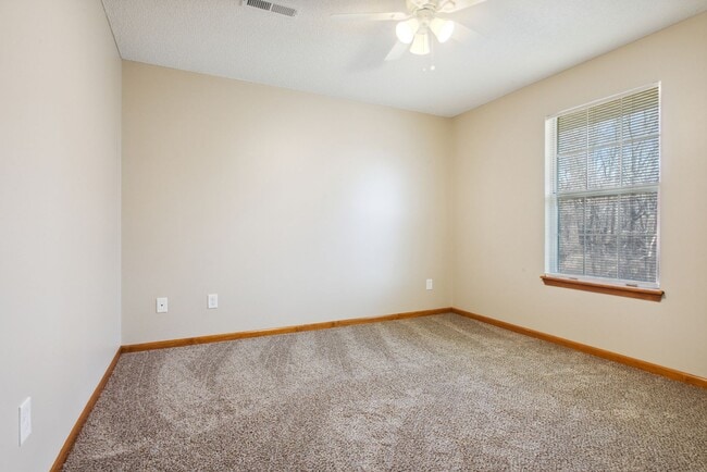 Building Photo - 2 Bedrooms,  1.5 Baths-Grain Valley