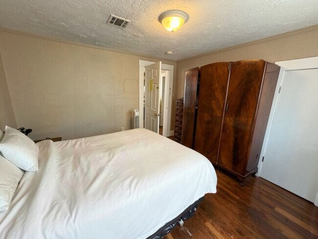 Building Photo - 3bed/1bath Home Available Just Steps Away From Norman's Campus Corner!!