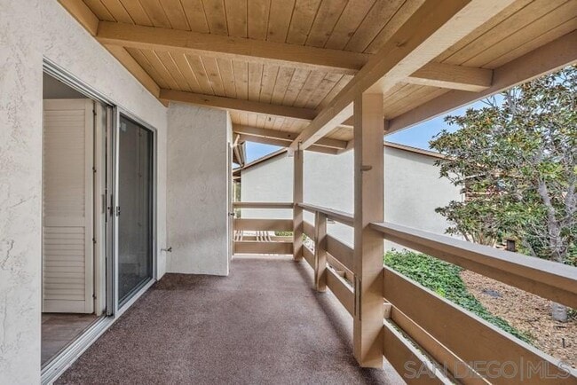 Building Photo - Gorgeous Upper Unit Condo in Fairway Knoll...